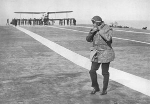Historyczna okazja: Król Edward zdejmuje swój latający hełm, 1936 autorstwa Unbekannt