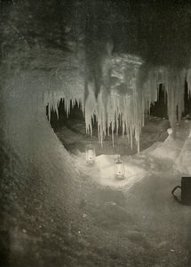 Lodowa jaskinia w zimie. Sfotografowany w świetle lamp huraganowych, c1908, 1909. autorstwa Unbekannt