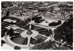 Widok z lotu ptaka na Konigsplatz, Monachium, Niemcy, z Zeppelina, c1931 1933 autorstwa Unbekannt