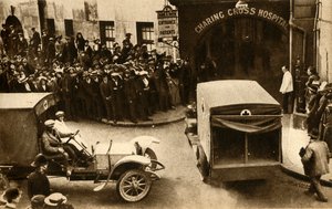 Karetka wjeżdżająca do szpitala Charing Cross z ofiarami..., Londyn, 1914, 1933. autorstwa Unbekannt