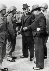 Antonio de Oliveira Salazar (1888-1970), dyktator Portugalii od 1932 do 1968, przeprowadza inspekcję żołnierzy podczas wizyty na Azorach, 5 kwietnia 1941 (zdjęcie czarno-białe) autorstwa Unbekannt