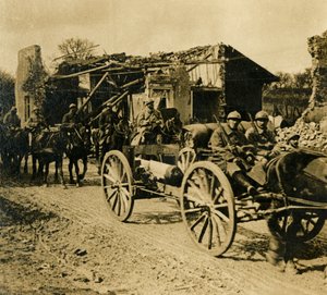 Artyleria przechodząca przez Beauzée, północna Francja, c1914-c1918 autorstwa Unbekannt