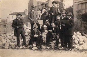 Artyści przed La Ruche, Montparnasse, 1914. autorstwa Unbekannt
