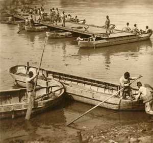 Montaż mostu pontonowego, c1914-c1918 autorstwa Unbekannt