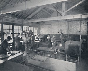 Przy pracy w odlewni. Wykonywanie form woskowych stron, 1917 autorstwa Unbekannt