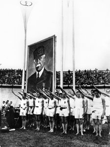 Sportowcy w faszystowskim pozdrowieniu, Parc des Princes, Paryż, 1941 autorstwa Unbekannt