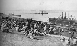 Więźniowie austriaccy zabrani przez Serbów odpoczywających w południe nad brzegiem Dunaju, 1915. autorstwa Unbekannt