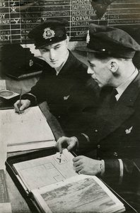 Oficerowie nawigacji BOAC opracowujący plan lotu, II wojna światowa, c1939-c1944 1946. autorstwa Unbekannt