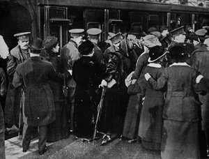 Powrót do okopów ze stacji Victoria w Londynie, 1915. autorstwa Unbekannt