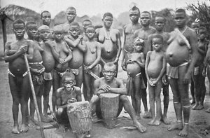 Grupa Bambute Pygmy z dwiema Wałękami, 1902 autorstwa Unbekannt