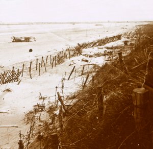 Bariery z drutu kolczastego na plaży, Nieuwpoort-Bad, Flandria, Belgia, c1914-c1918 autorstwa Unbekannt