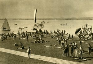 Kąpiących się nad brzegiem Jeziora Bodeńskiego, Bregenz, Austria, c1935. autorstwa Unbekannt