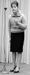 Bella Akhmadulina, rosyjska poetka, lata 60. autorstwa Unbekannt