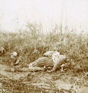 Ciało zabitego żołnierza, Château-Porcien, północna Francja, c1914-c1918 autorstwa Unbekannt