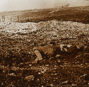 Ciało z ogniem zaporowym w oddali, c1914-c1918 autorstwa Unbekannt