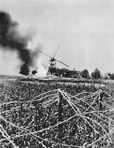 Bombardowanie wiatraka pociskami zapalającymi, Artois, Francja, I wojna światowa, 1915 autorstwa Unbekannt