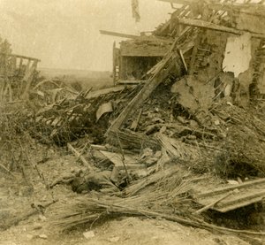 Zbombardowany budynek, na pierwszym planie ciało zabitego żołnierza, 1916 autorstwa Unbekannt