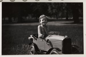 Chłopiec jadący samochodzikiem na pedały, ok. 1930 autorstwa Unbekannt