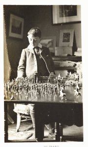 Chłopiec bawiący się żołnierzami, ok. 1912 autorstwa Unbekannt