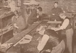 Boys of Harrow School robienie szyn, kul i innych artykułów dla rannych, c1916 1928 autorstwa Unbekannt