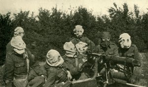 ...Brytyjska sekcja karabinów maszynowych w maskach przeciwgazowych, I wojna światowa, 1914-1918, ok.1920. autorstwa Unbekannt