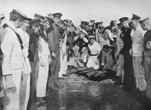 Brytyjscy marynarze wokół dziury w pokładzie swojego statku, 1915 autorstwa Unbekannt