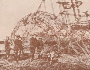 Brytyjscy oficerowie sztabowi badający wrak sterowca sprowadzonego w Anglii, ok. 1917 r. 1919 r autorstwa Unbekannt