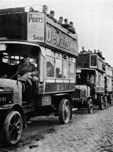 Wojska brytyjskie przeniesione na świeżą część linii autobusami motorowymi, 1915 autorstwa Unbekannt