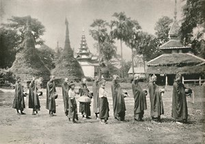 Birmańscy Phoongyies zbierający jałmużnę, 1900. autorstwa Unbekannt