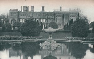 Zamek Ashby, Northants: strona południowa, z fontanną, ok. 1915 r. autorstwa Unbekannt