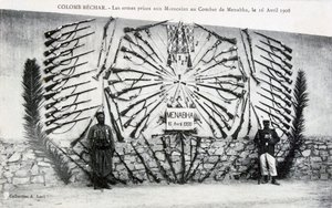 Uszkodzone ramiona z bitwy pod Menabha, Colomb-Béchar, Algieria, ok. 1910 r. autorstwa Unbekannt
