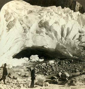 Przestrzenne ujście ogromnego lodowca Briksdal, gdzie topniejący lód tworzy górskie potoki, Norwegia, ok. 1905. autorstwa Unbekannt