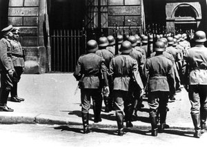 Zmiana warty w kwaterze niemieckiej w okupowanym Paryżu, czerwiec 1940 autorstwa Unbekannt