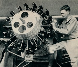 Charles Lindbergh sprawdza silnik swojego samolotu przed lotem transatlantyckim, 1927 c1937 autorstwa Unbekannt