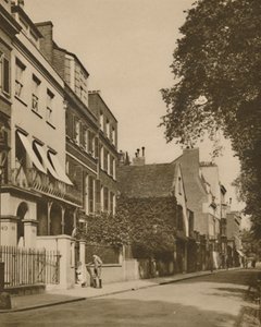 Cheyne Walk, skromna droga patrząca nad rzeką, jest bogata we wspomnienia, c1935. autorstwa Unbekannt