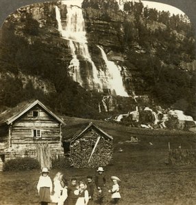 Dzieci bawiące się na polu rolników z tarasowym wodospadem Tvinde, Vossevangen, Norwegia, ok. 1905 r. autorstwa Unbekannt