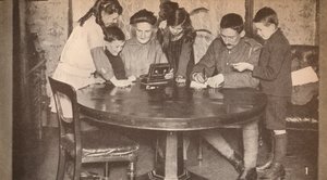 Dzieci opróżniające skarbonki, aby zainwestować w pożyczkę wojenną, c1917, 1935 autorstwa Unbekannt