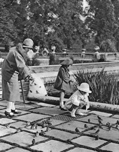 Dzieci karmiące wróble w Hyde Parku, Londyn, 1926-1927 autorstwa Unbekannt