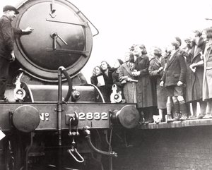 Dzieci patrzące na parowóz, 3 marca 1936 autorstwa Unbekannt