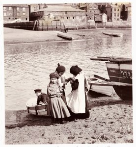 Dzieci bawiące się nad wodą, port Whitby, ok. 1905 r. autorstwa Unbekannt
