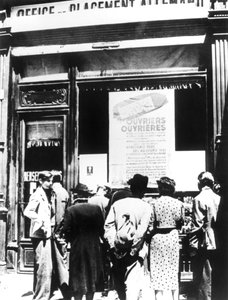 Obywatele Paryża przed niemieckim biurem rekrutacyjnym, 1940-1944 autorstwa Unbekannt