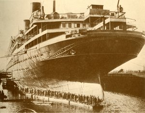 Czyszczenie kadłuba Majestic w suchym doku, ok. 1930. autorstwa Unbekannt