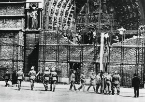 Oczyszczanie worków z piaskiem z fasady katedry Notre Dame, okupowany przez Niemców Paryż, 1940 autorstwa Unbekannt