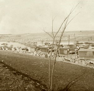 Kolumna ciężarówek na Voice Sacrée, Verdun, północna Francja, c1914-c1918. autorstwa Unbekannt