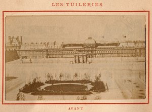 Komuna Paryska (1871): widok Palais des Tuileries w Paryżu przed pożarem w maju 1871. Zdjęcie Pierre Pepetit. Druk na kartonie, wym. 9x5,4 cm autorstwa Unbekannt