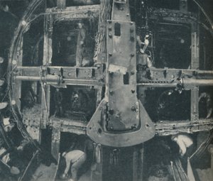 Złożona tarcza wielkiej głowy niszcząca barierę między dwoma krajami, c1935 autorstwa Unbekannt