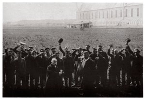 Hrabia Zeppelin pozdrawiany przez członków floty sterowców marynarki wojennej, Niemcy, 1914-1917 1933 autorstwa Unbekannt