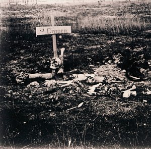Krzyż i szczątki ludzkie, c1914-c1918 autorstwa Unbekannt