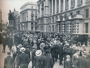 Tłum czekający przed Urzędem Wojennym rano przed ogłoszeniem wojny, 1914 autorstwa Unbekannt