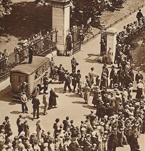 Tłum obserwuje aresztowanego mężczyznę zabranego do policyjnej furgonetki, 1937 autorstwa Unbekannt